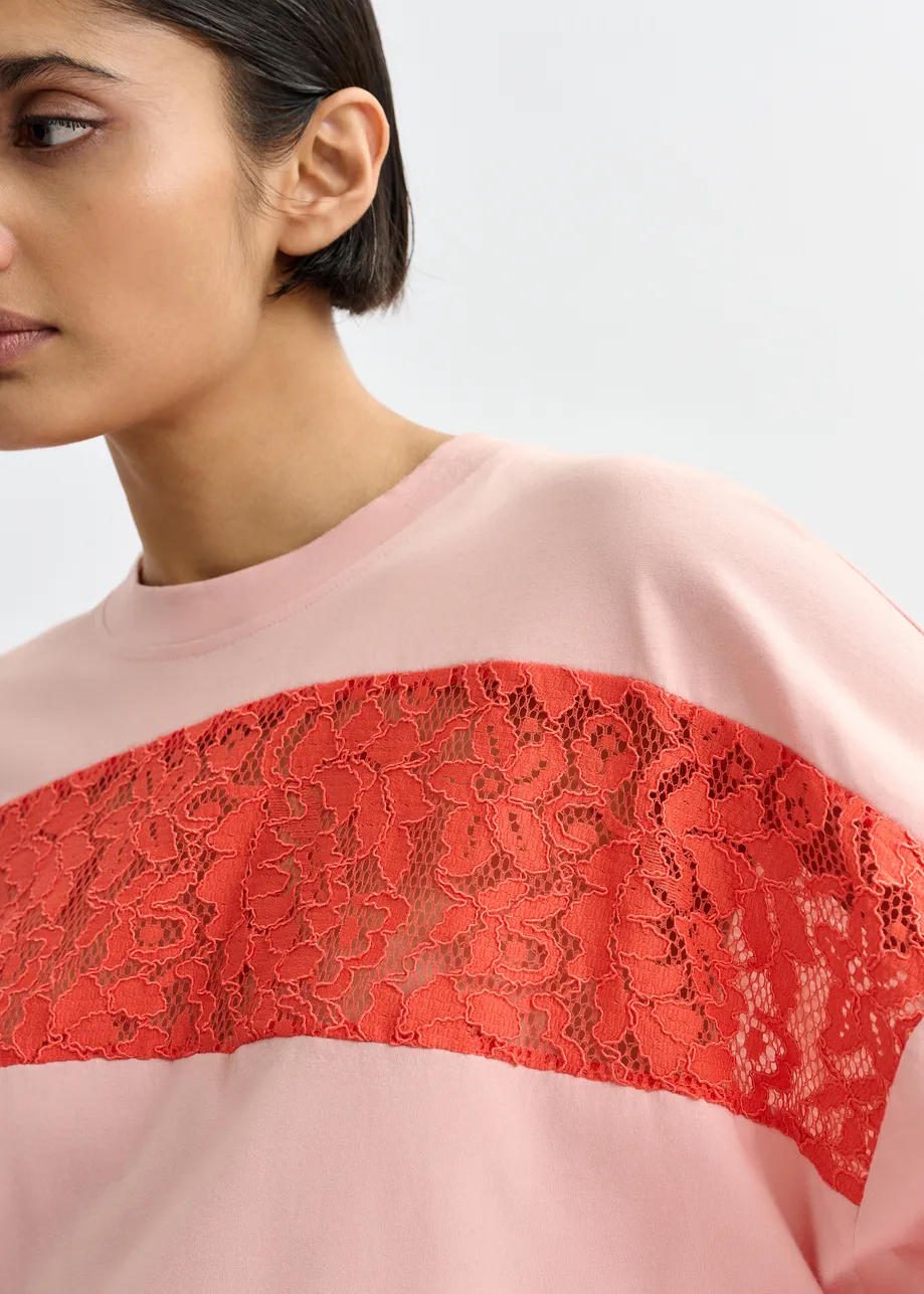 T-shirt en coton bio à rayures et empiècements en dentelle vieux rose et orange