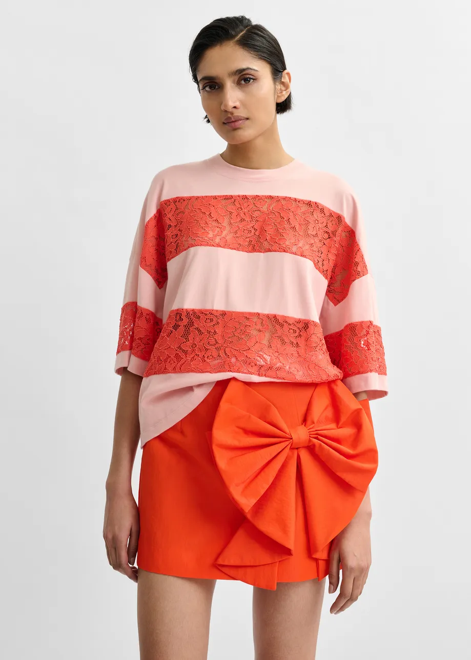 T-shirt en coton bio à rayures et empiècements en dentelle vieux rose et orange