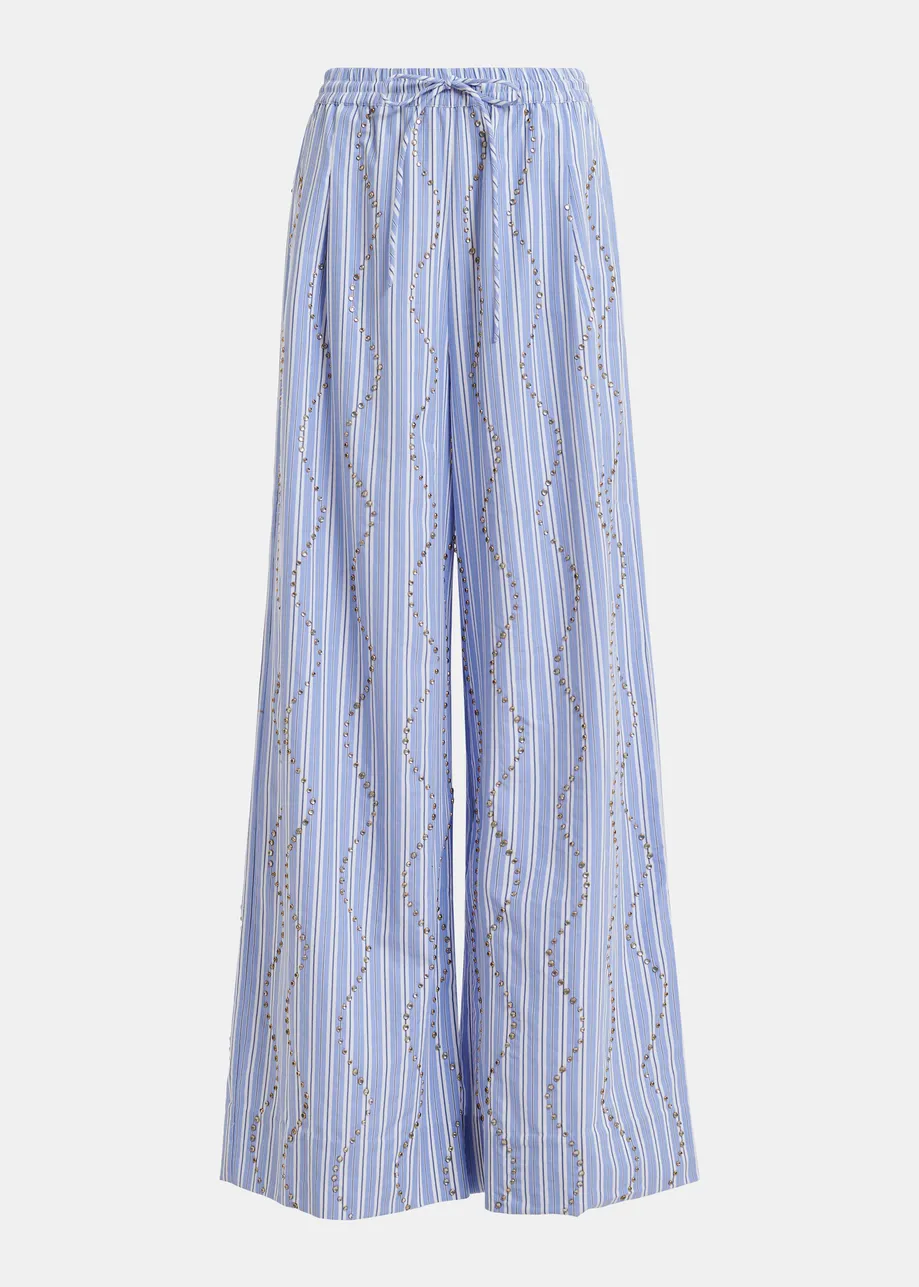Hellblau-weiß gestreifte, strassbesetzte Hose mit weitem Bein