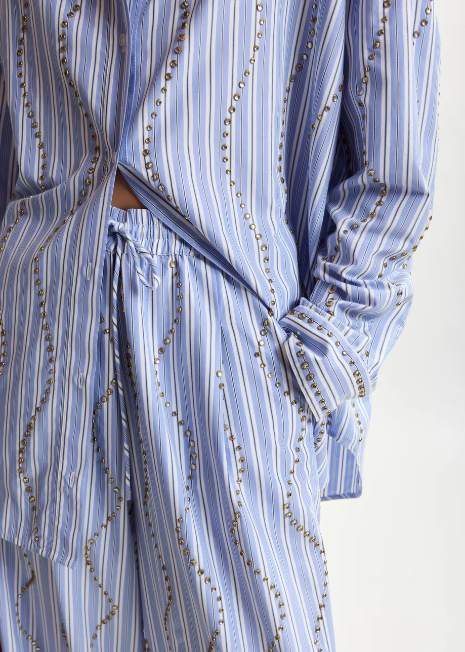 Hellblau-weiß gestreifte, strassbesetzte Hose mit weitem Bein