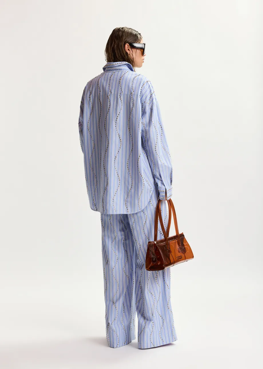 Hellblau-weiß gestreifte, strassbesetzte Hose mit weitem Bein