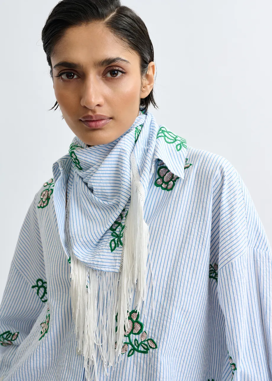 Gebroken witte katoenen sjaal met lichtblauwe pinstripes en borduurwerk