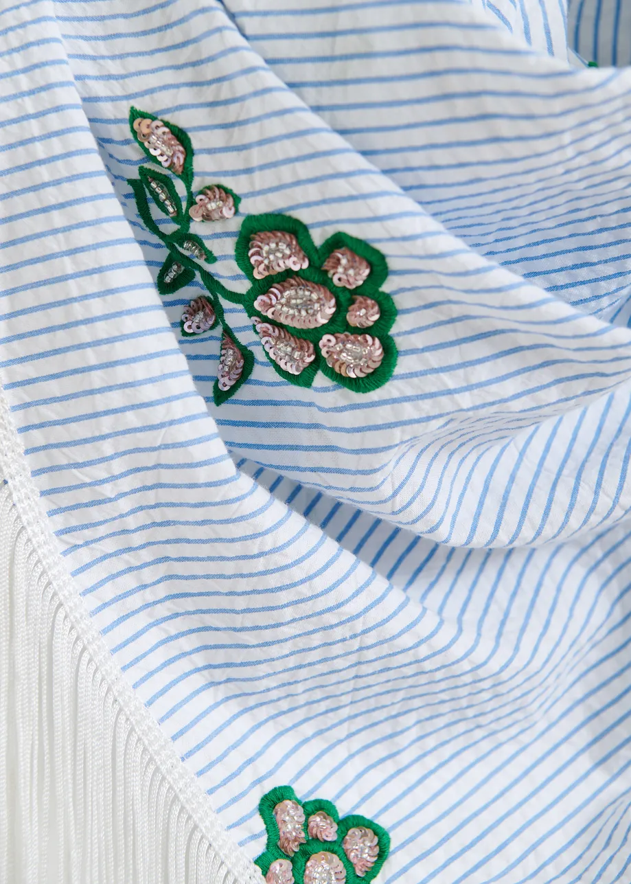 Gebroken witte katoenen sjaal met lichtblauwe pinstripes en borduurwerk