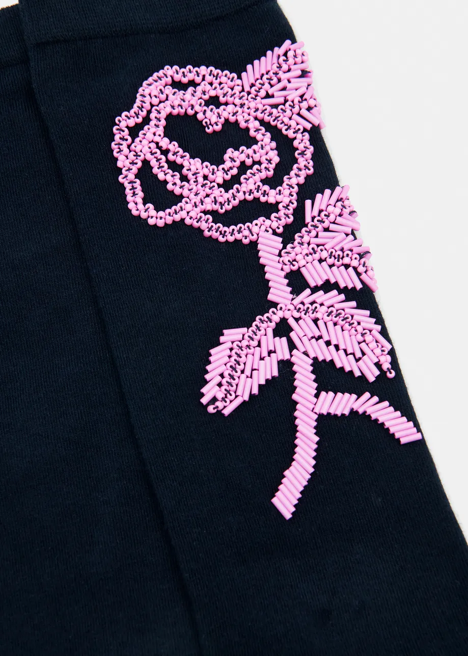 Zwarte en paarse halflange sokken met bloem van kralen