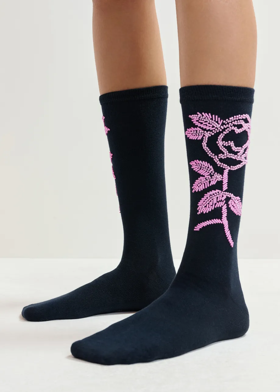 Zwarte en paarse halflange sokken met bloem van kralen