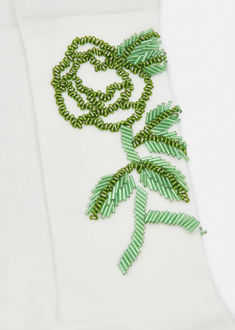 Witte en groene halflange sokken met bloem van kralen
