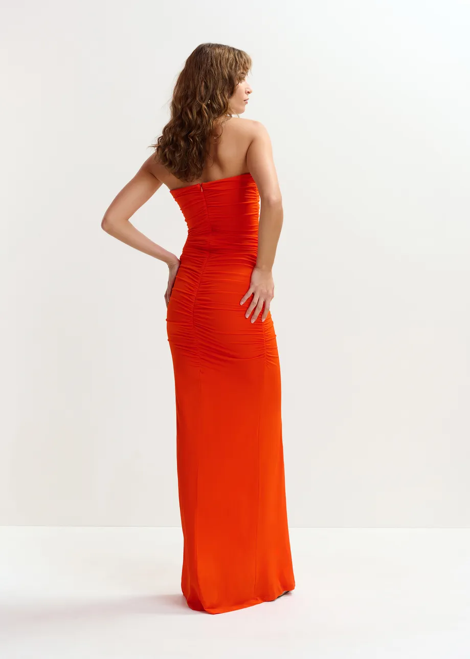 Oranje strapless maxi-jurk met ruches en uitsnijding