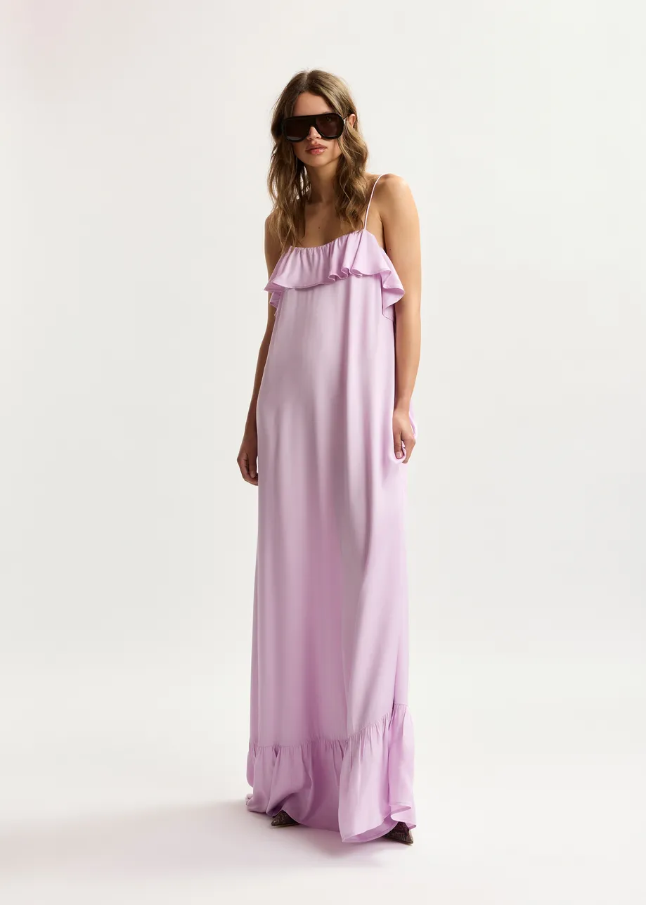 Fliederfarbenes Maxikleid mit gerüschtem Ausschnitt und Band am Rücken