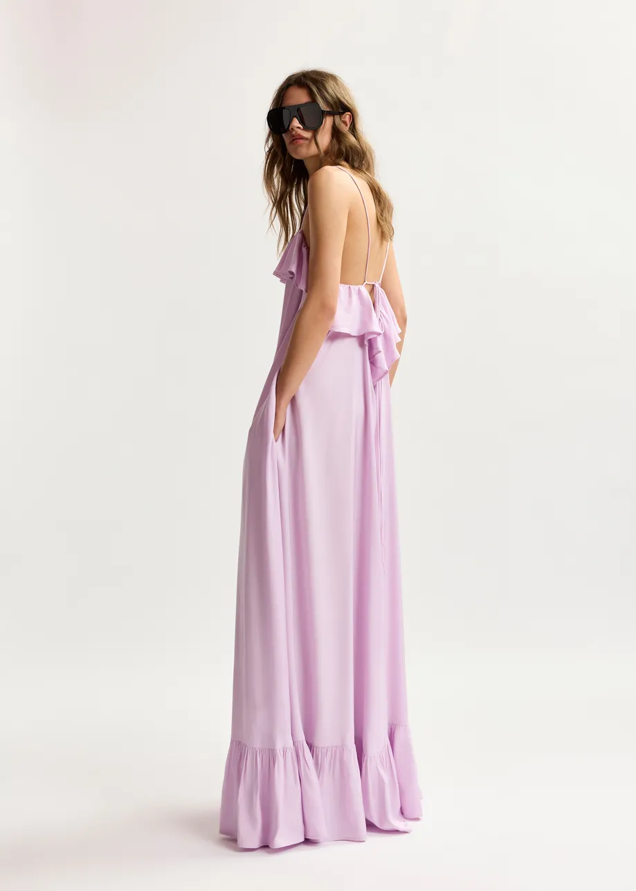 Fliederfarbenes Maxikleid mit gerüschtem Ausschnitt und Band am Rücken