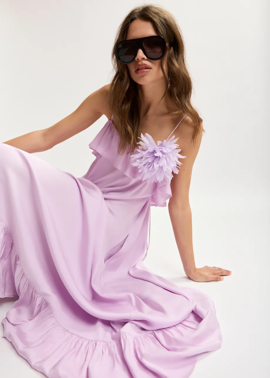Fliederfarbenes Maxikleid mit gerüschtem Ausschnitt und Band am Rücken