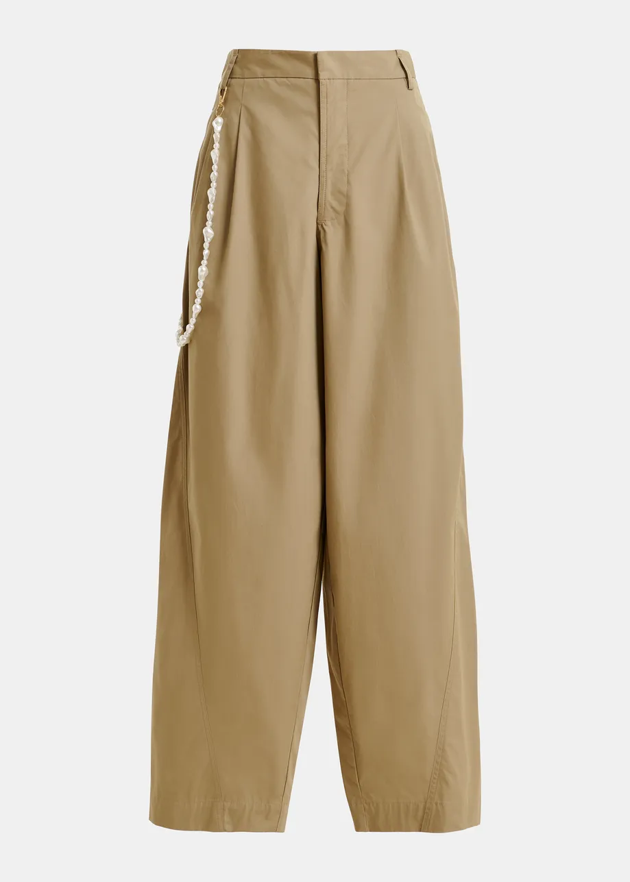 Camelfarbene Baumwollhose mit konischem Bein und abnehmbarem Perlengürtel