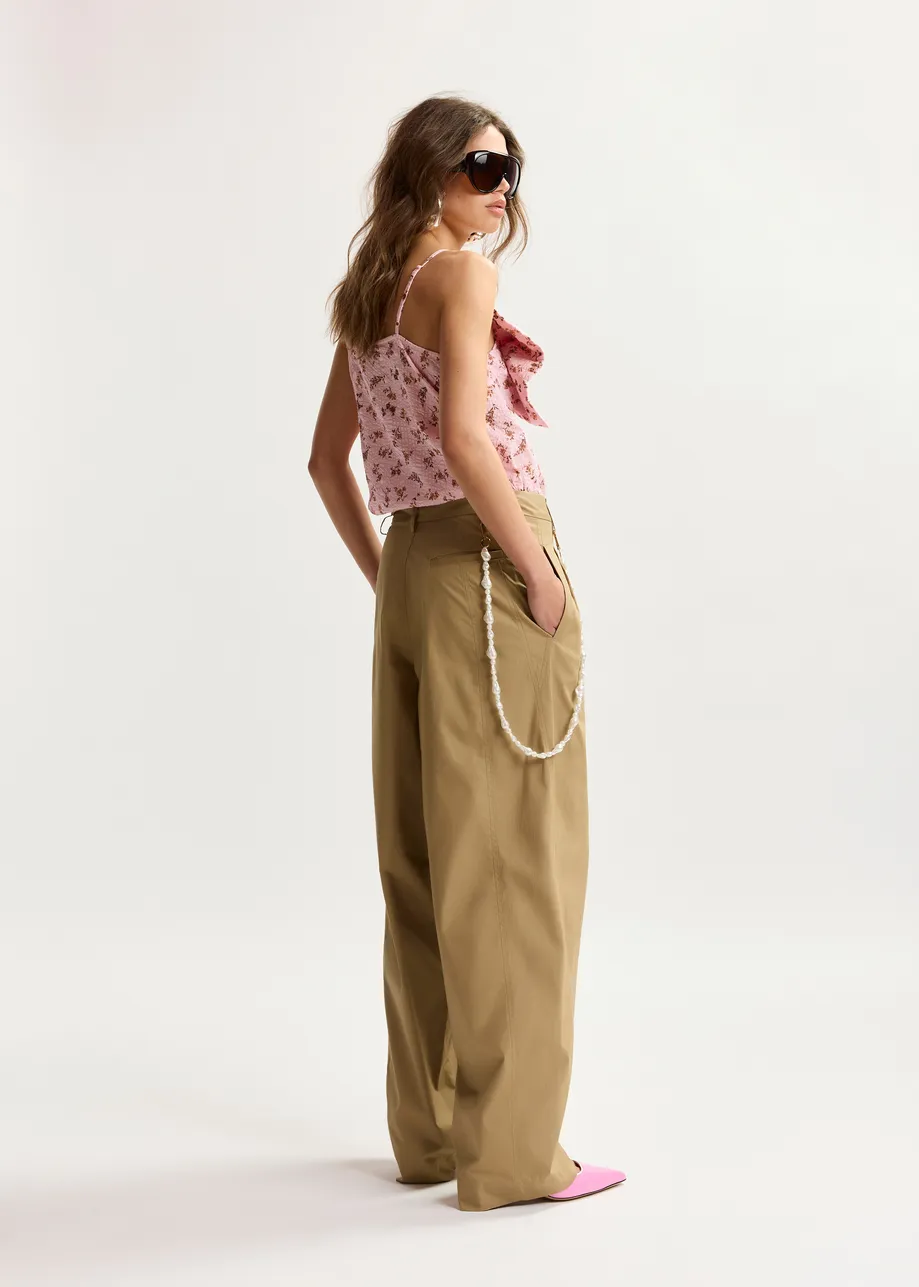 Camelfarbene Baumwollhose mit konischem Bein und abnehmbarem Perlengürtel