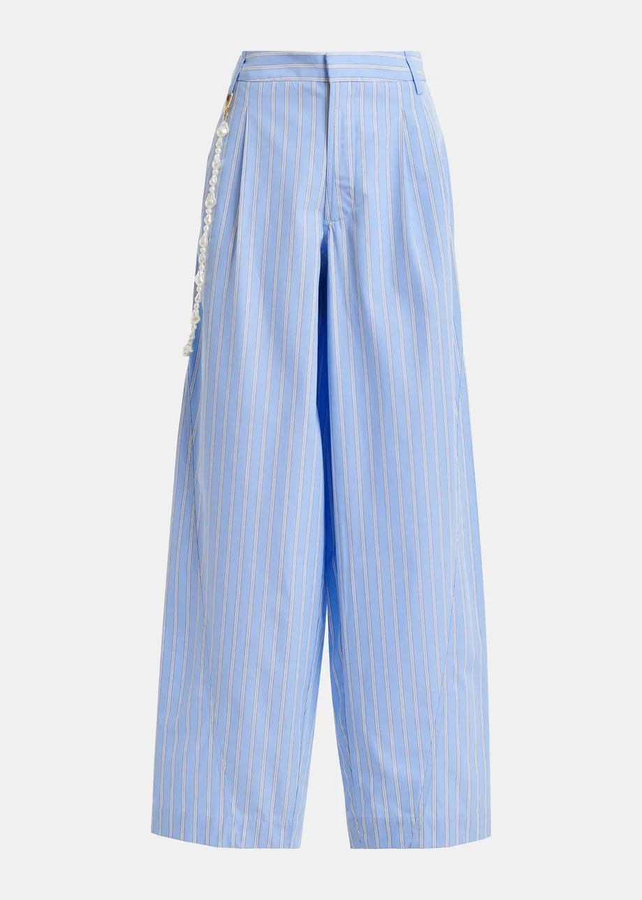 Pantaloni in cotone azzurro e bianco con gamba affusolata e cintura di perle staccabile