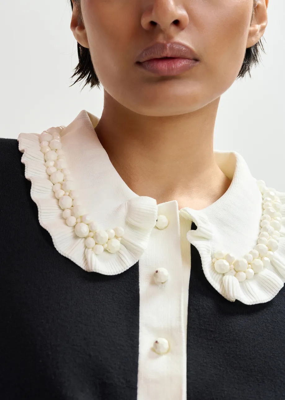 Zwarte en gebroken witte fijngebreide polo met versierde kraag