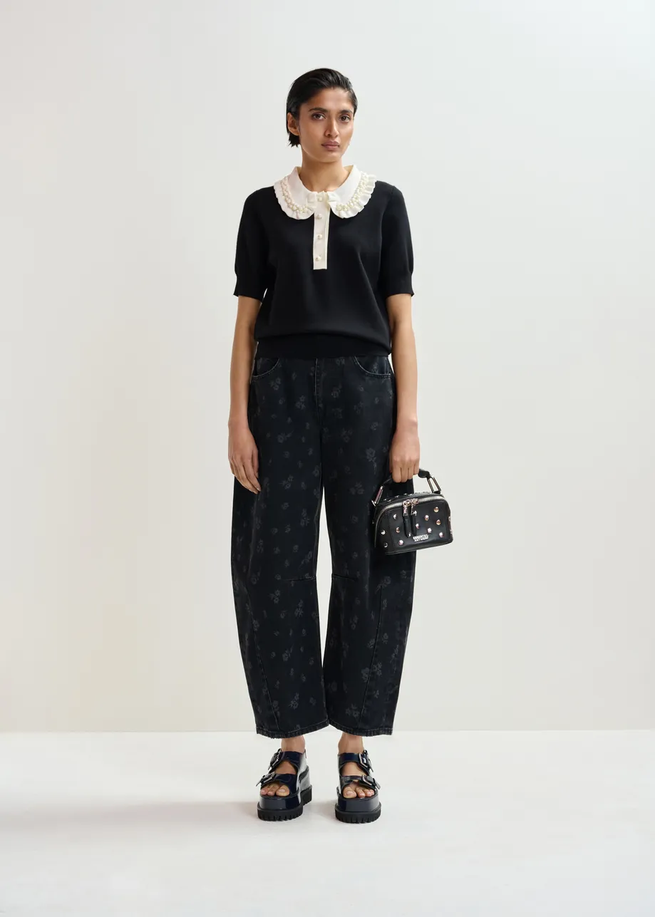 Zwarte en gebroken witte fijngebreide polo met versierde kraag