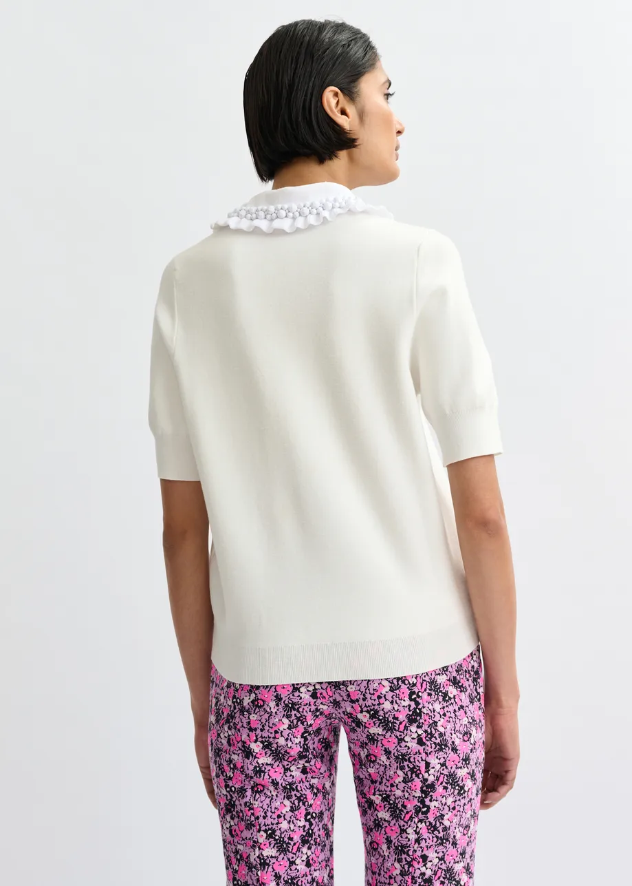 Witte fijngebreide polo met versierde kraag