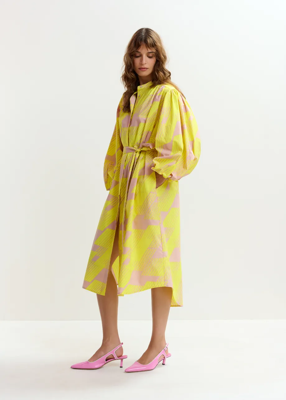 Vestido camisero por la rodilla con cuello mao, amarillo y marrón