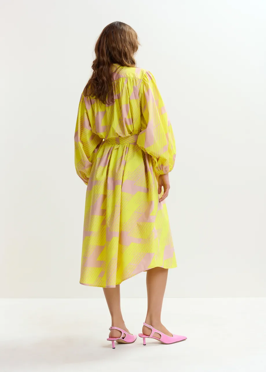 Vestido camisero por la rodilla con cuello mao, amarillo y marrón