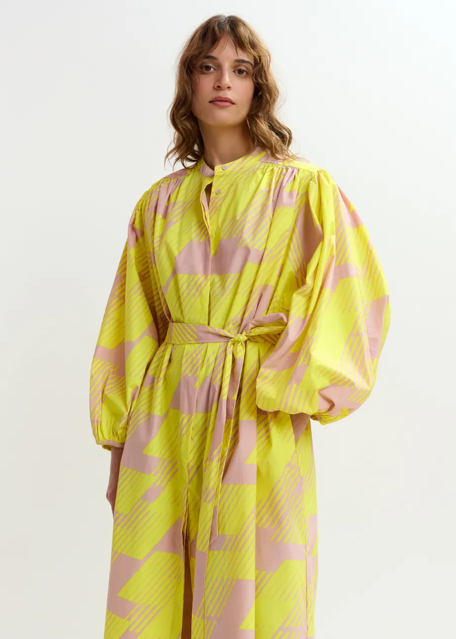 Vestido camisero por la rodilla con cuello mao, amarillo y marrón