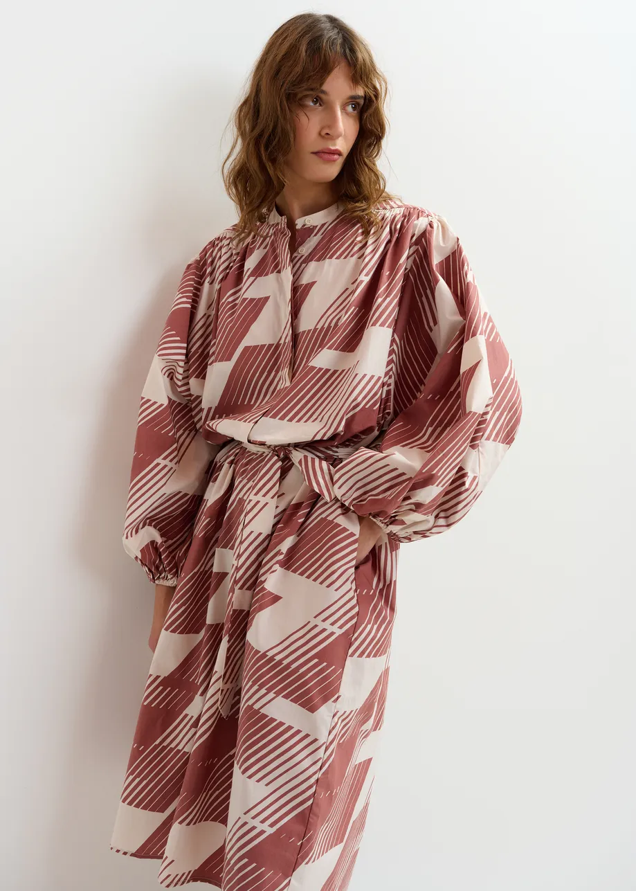 Vestido camisero por la rodilla con cuello mao, marrón y crema