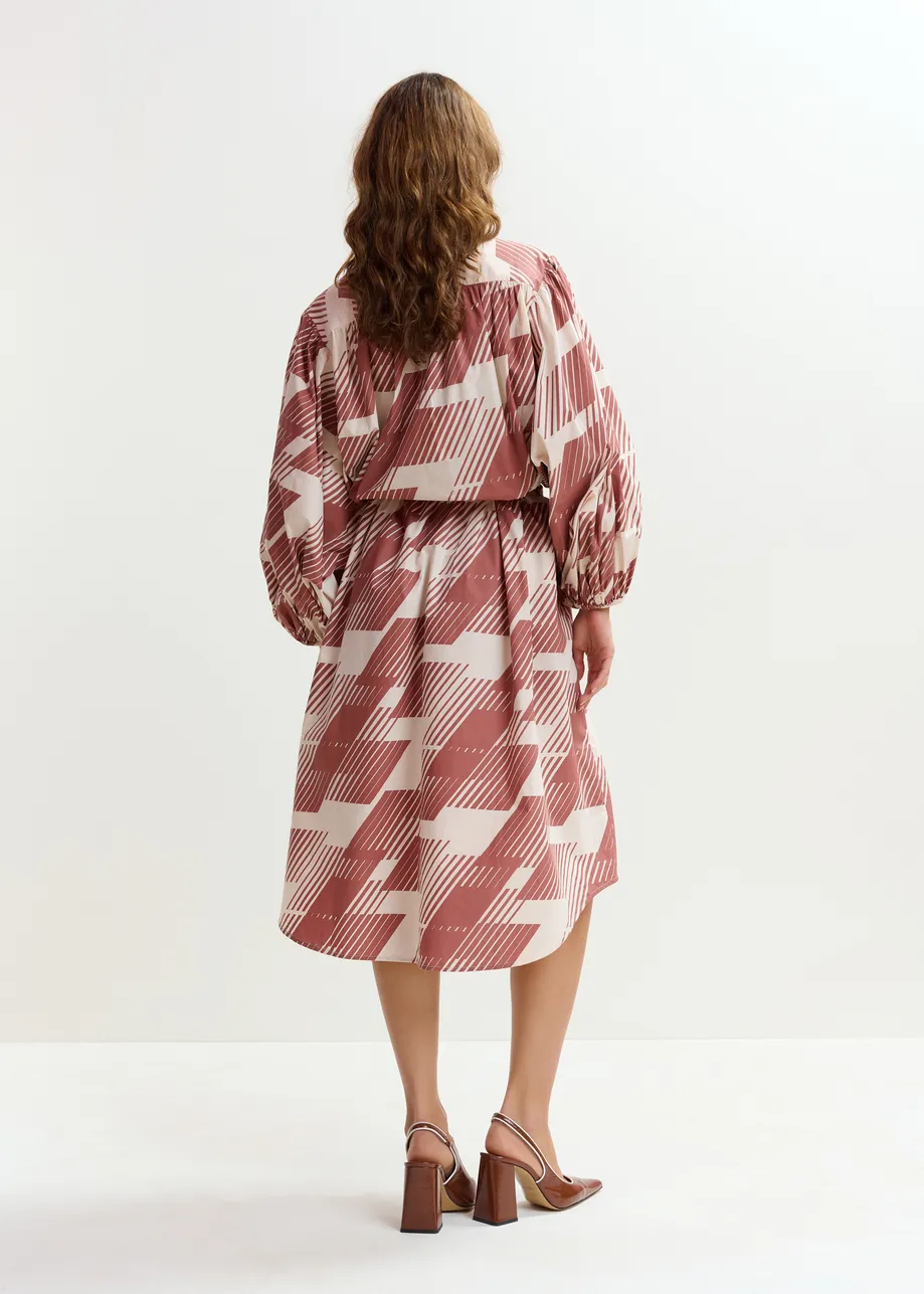 Vestido camisero por la rodilla con cuello mao, marrón y crema