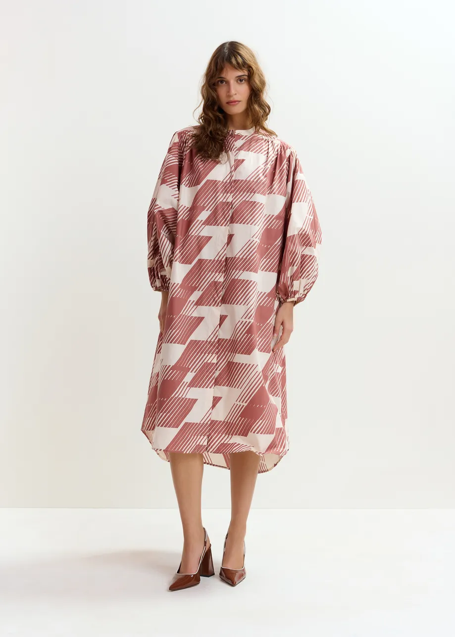 Vestido camisero por la rodilla con cuello mao, marrón y crema