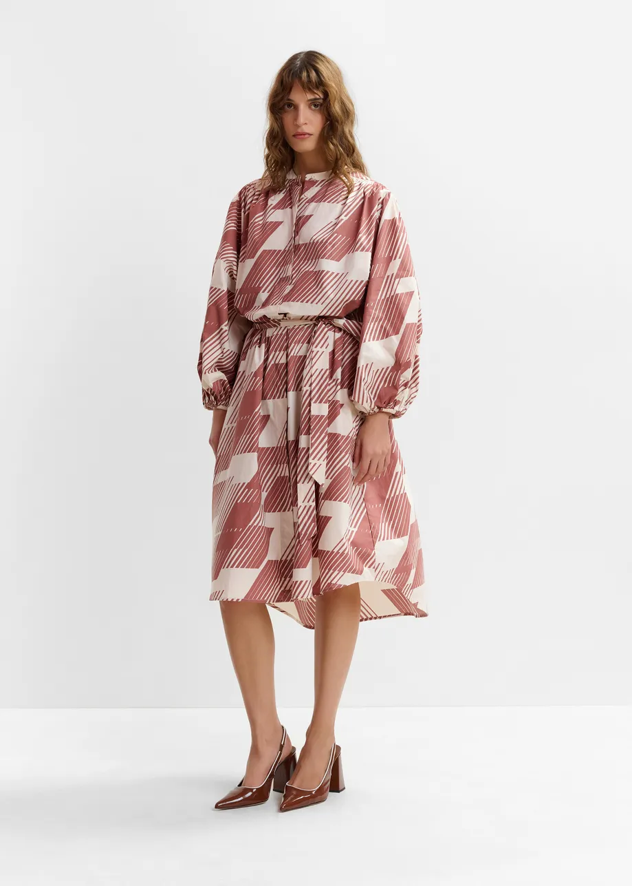 Vestido camisero por la rodilla con cuello mao, marrón y crema