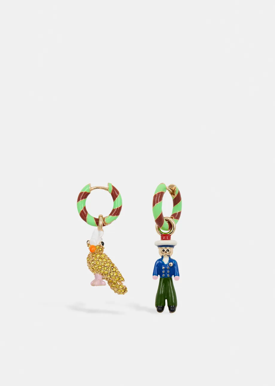 Groene en bruine hoepeloorbellen met vogel en man