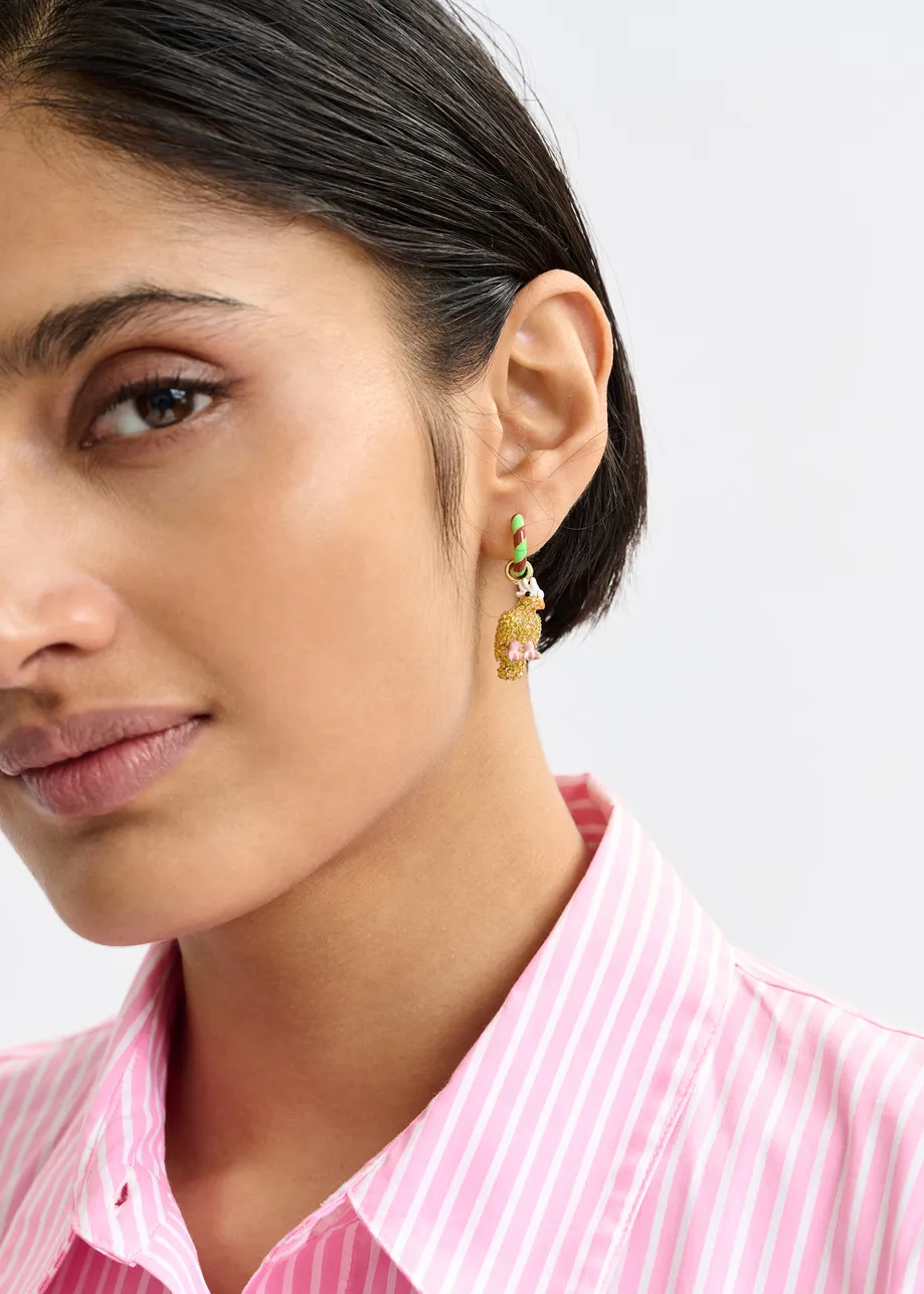 Groene en bruine hoepeloorbellen met vogel en man