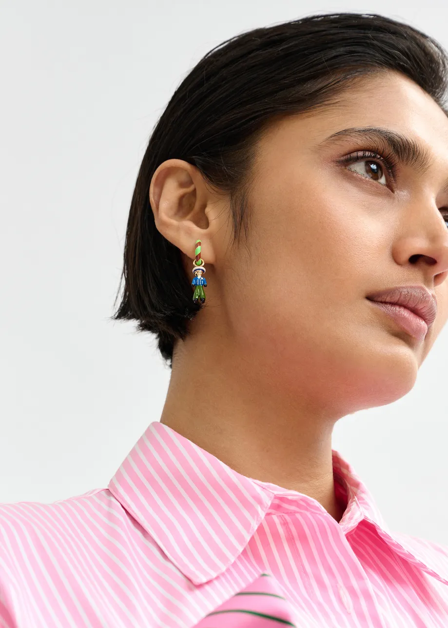 Groene en bruine hoepeloorbellen met vogel en man