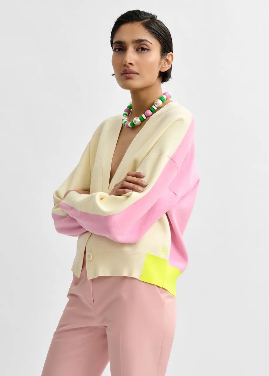 Gebroken witte, roze en gele fijngebreide cardigan