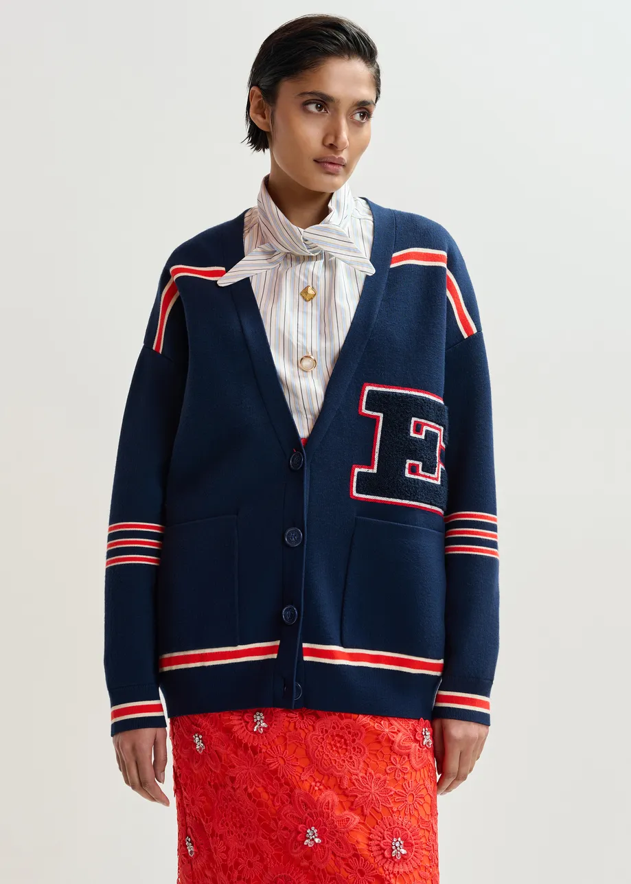 Marineblauwe cardigan met rode strepen en appliqué