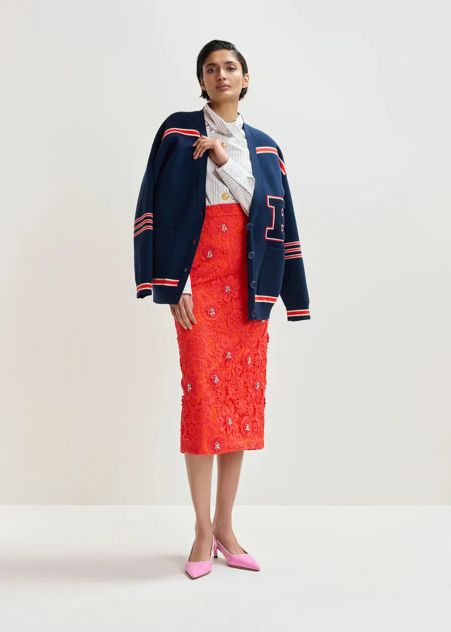 Marineblauwe cardigan met rode strepen en appliqué