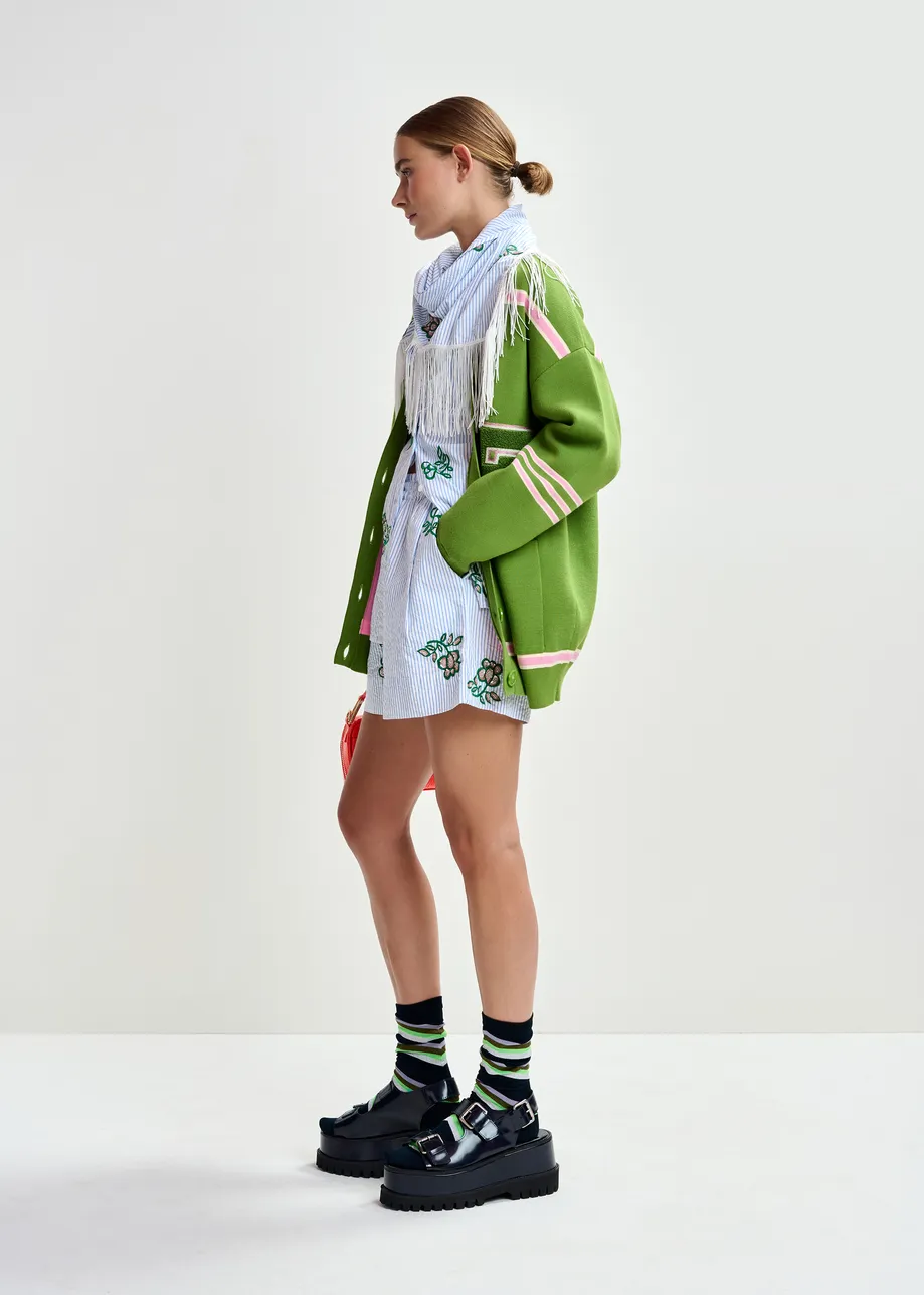 Groene cardigan met roze strepen en appliqué