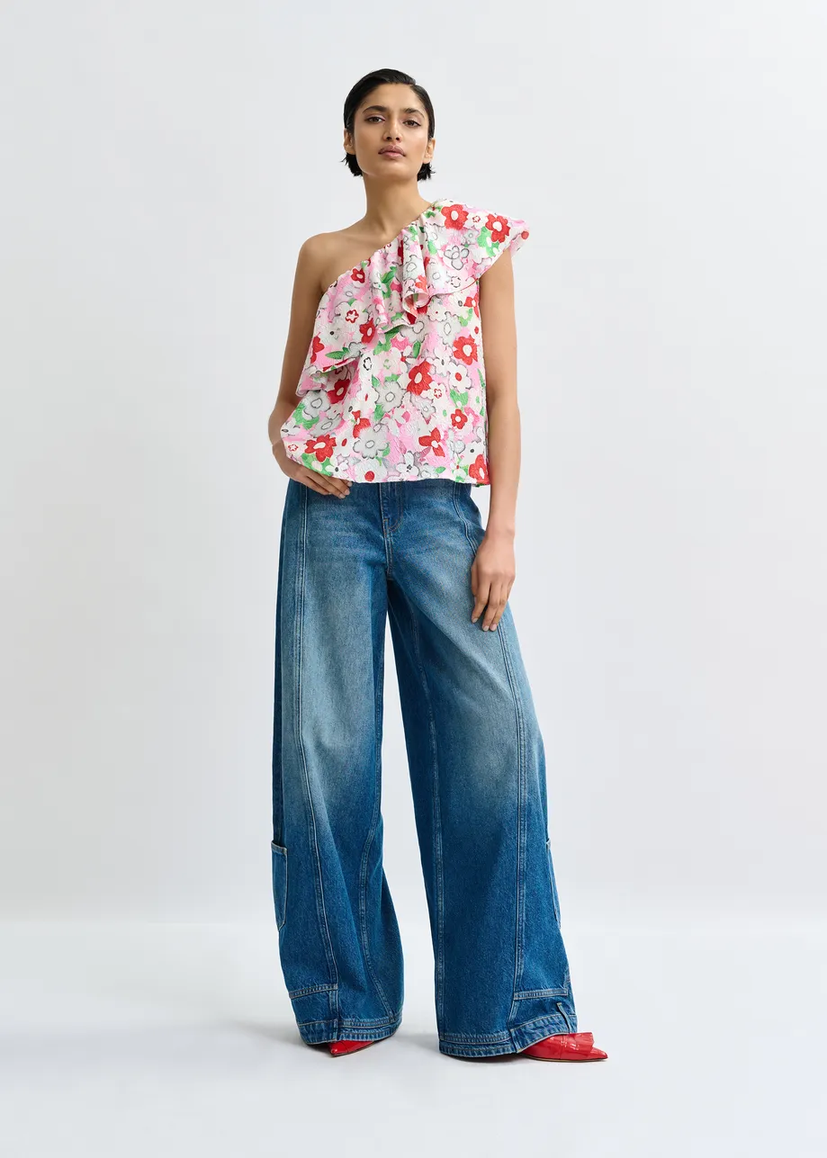 Gebroken witte en veelkleurige asymmetrische éénschoudertop met volants