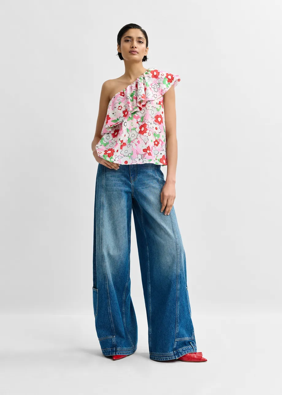 Gebroken witte en veelkleurige asymmetrische éénschoudertop met volants