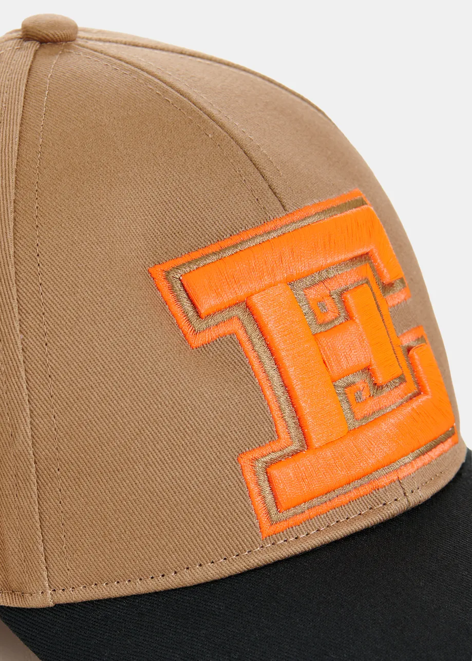 Bruine en zwarte baseballpet met borduurwerk