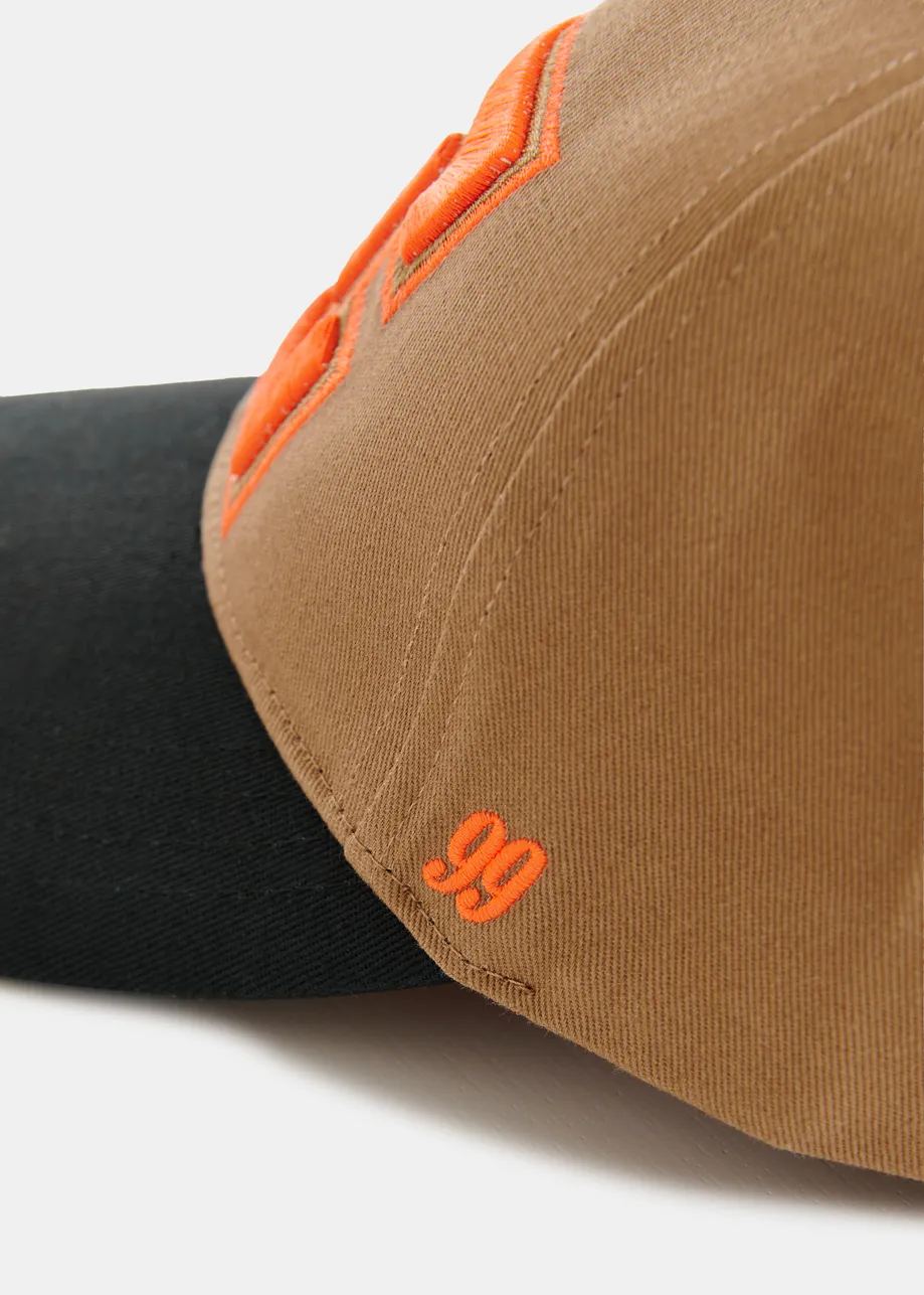 Bruine en zwarte baseballpet met borduurwerk