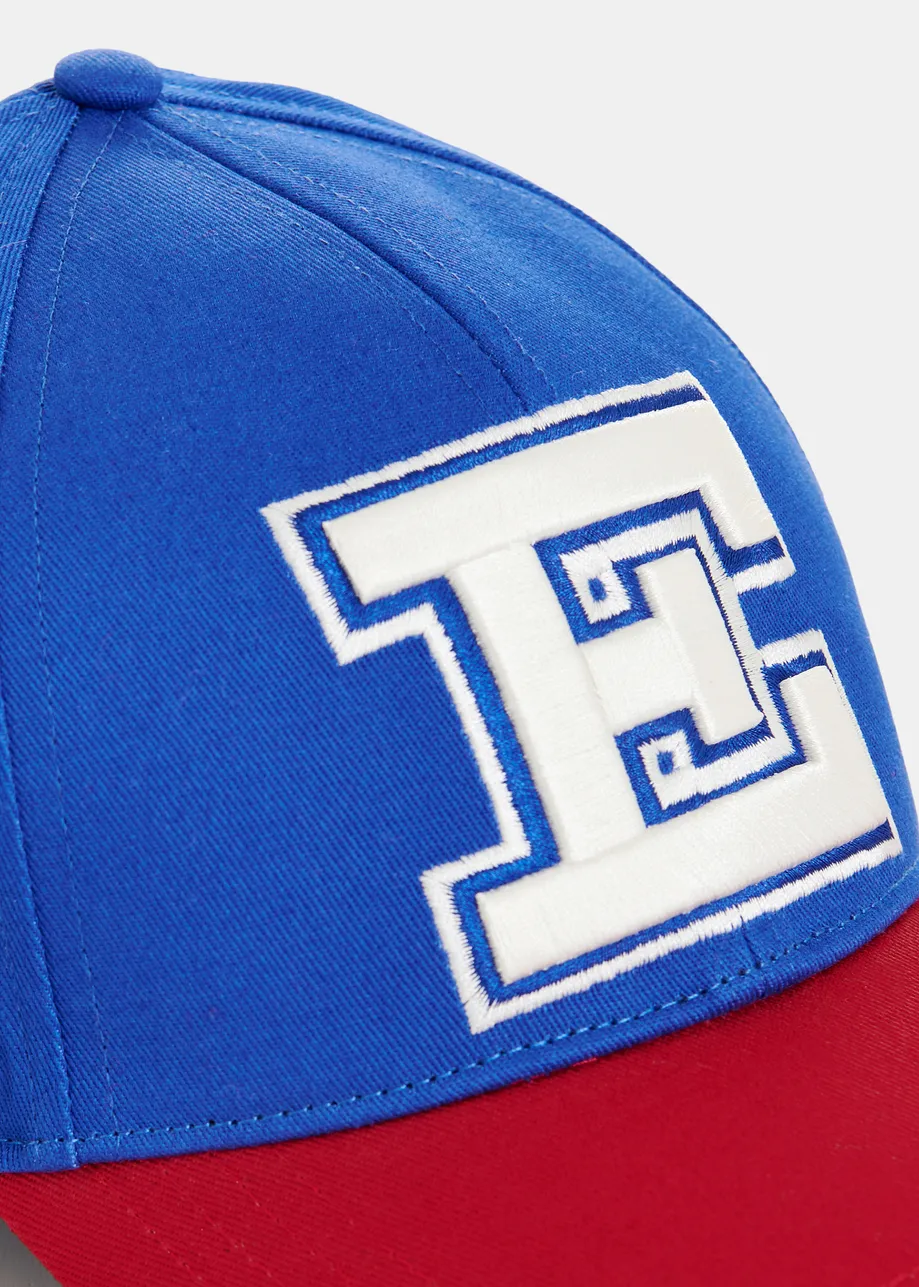 Blauwe en rode baseballpet met borduurwerk