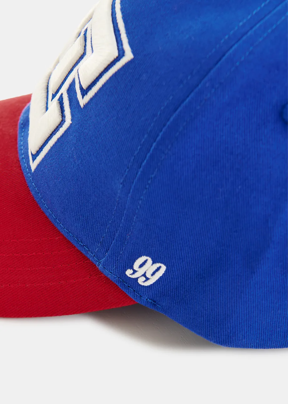 Blauwe en rode baseballpet met borduurwerk