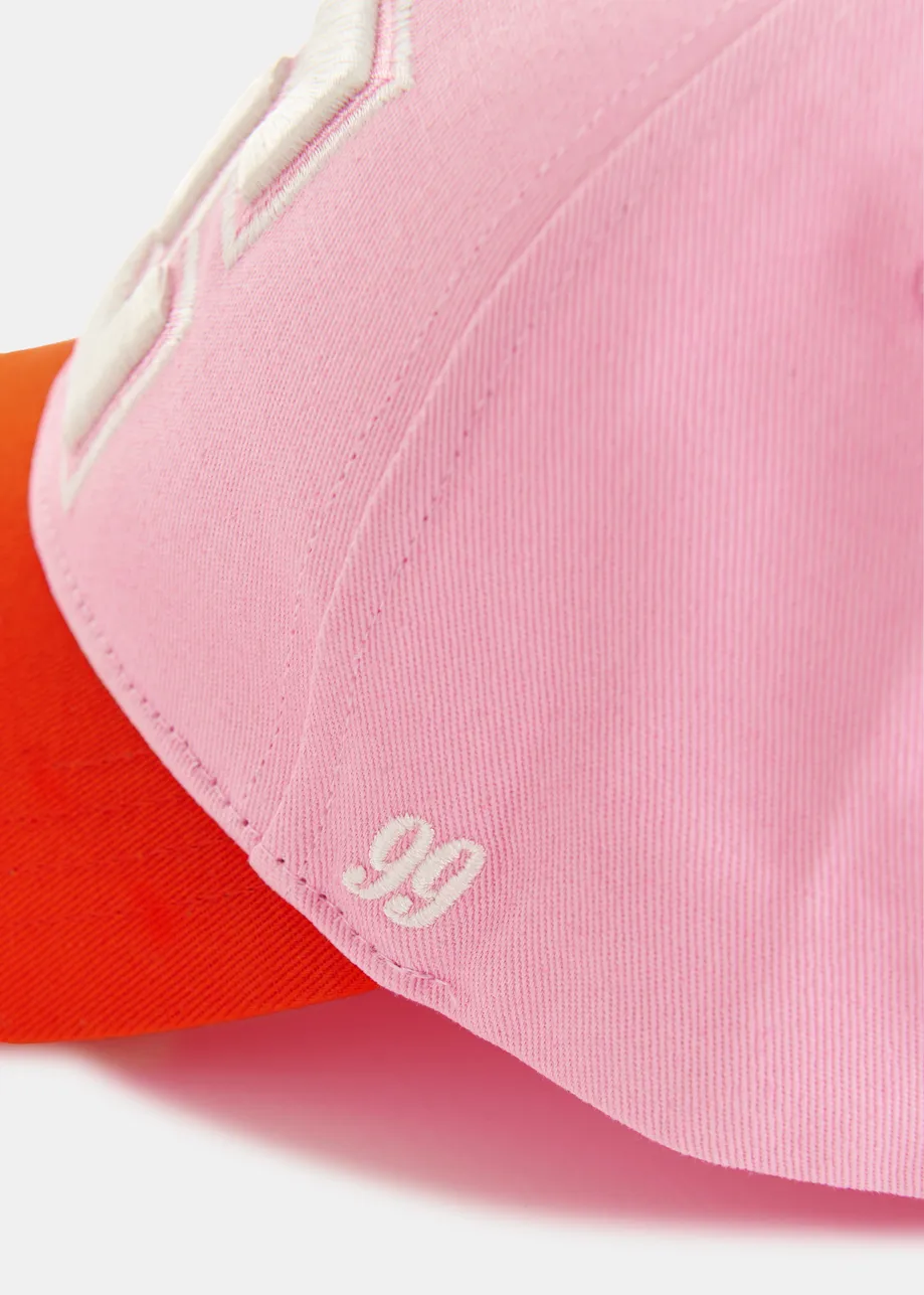Lichtroze en oranje baseballpet met borduurwerk