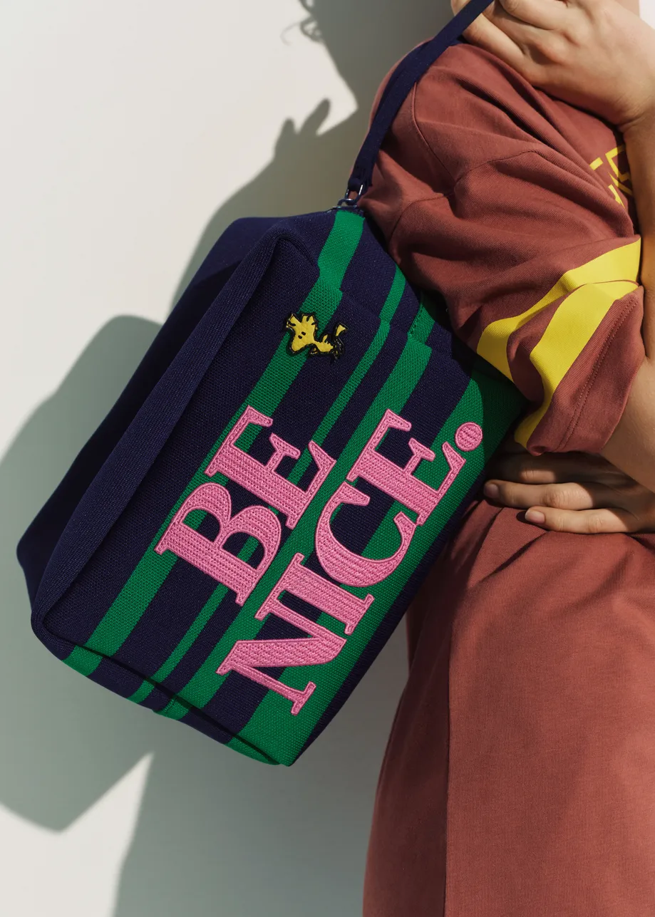 Pochette à rayures marine et verte avec motif Peanuts™ Snoopy et broderie de texte lilas.