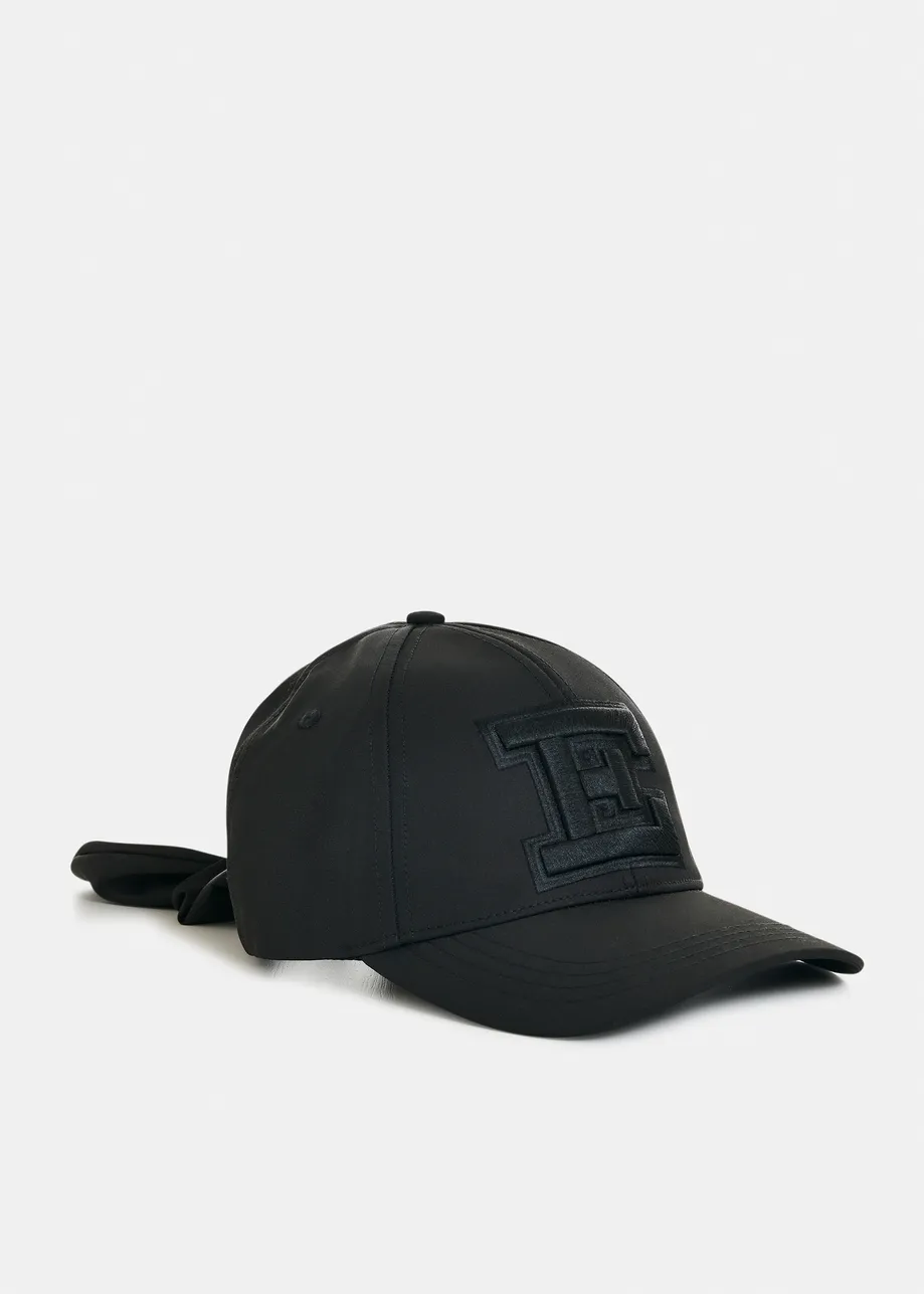 Casquette de baseball noire avec E et nœud