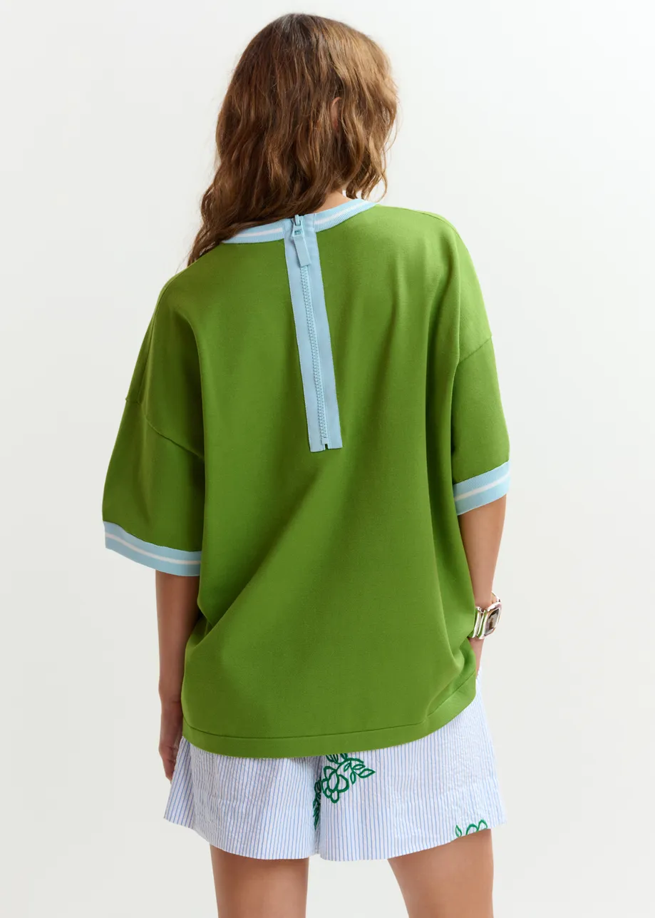 Groen gebreid T-shirt met lichtblauwe contrastboord
