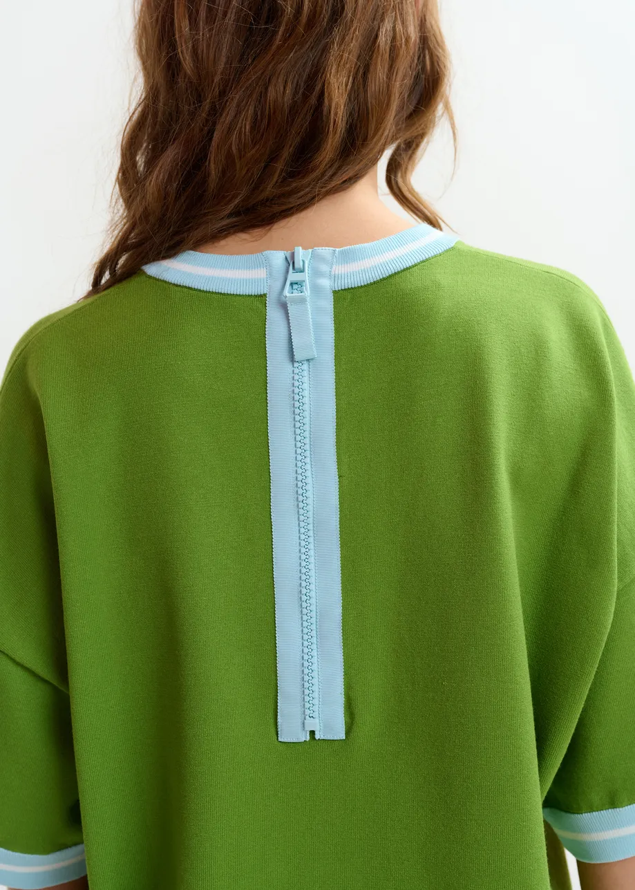 Groen gebreid T-shirt met lichtblauwe contrastboord