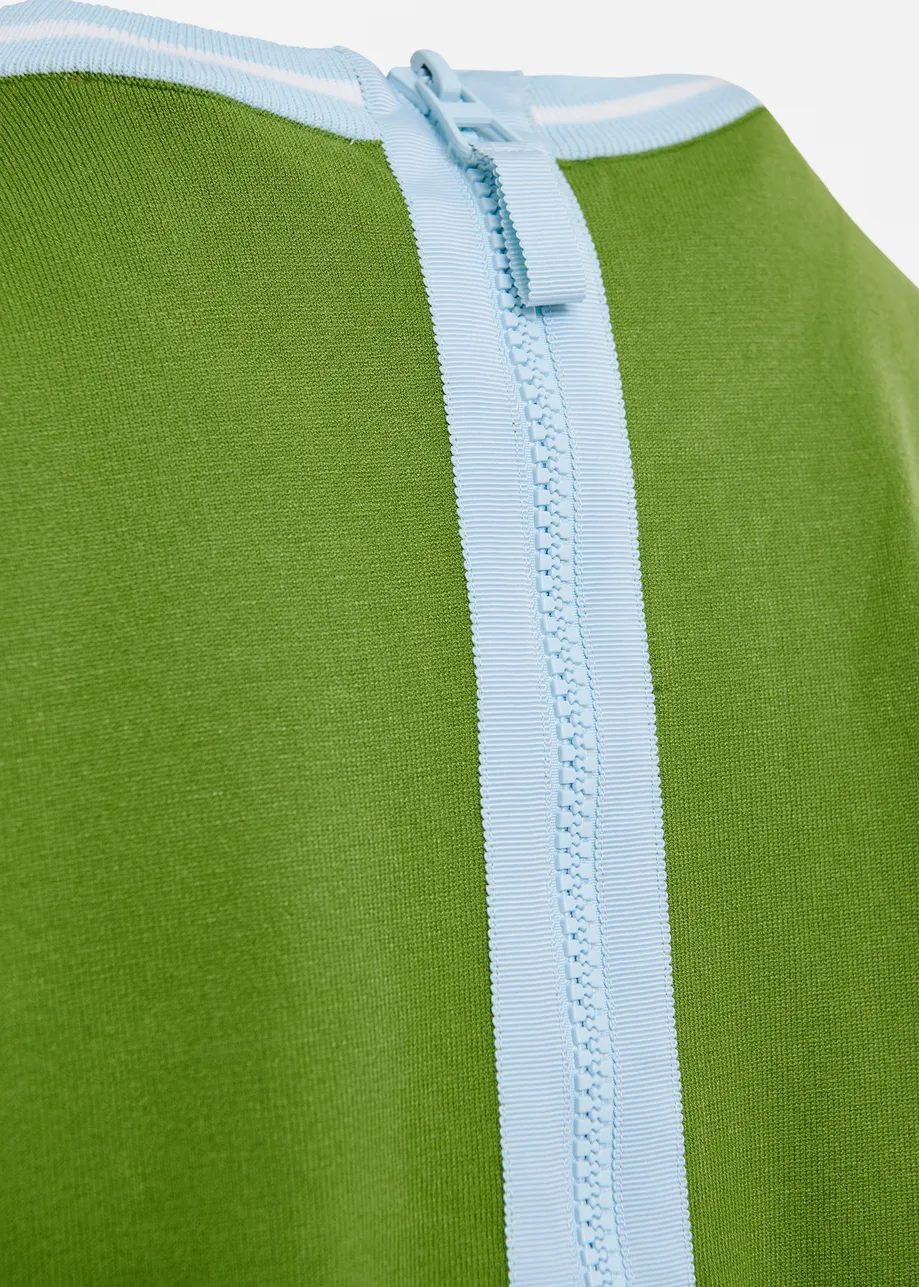 Groen gebreid T-shirt met lichtblauwe contrastboord