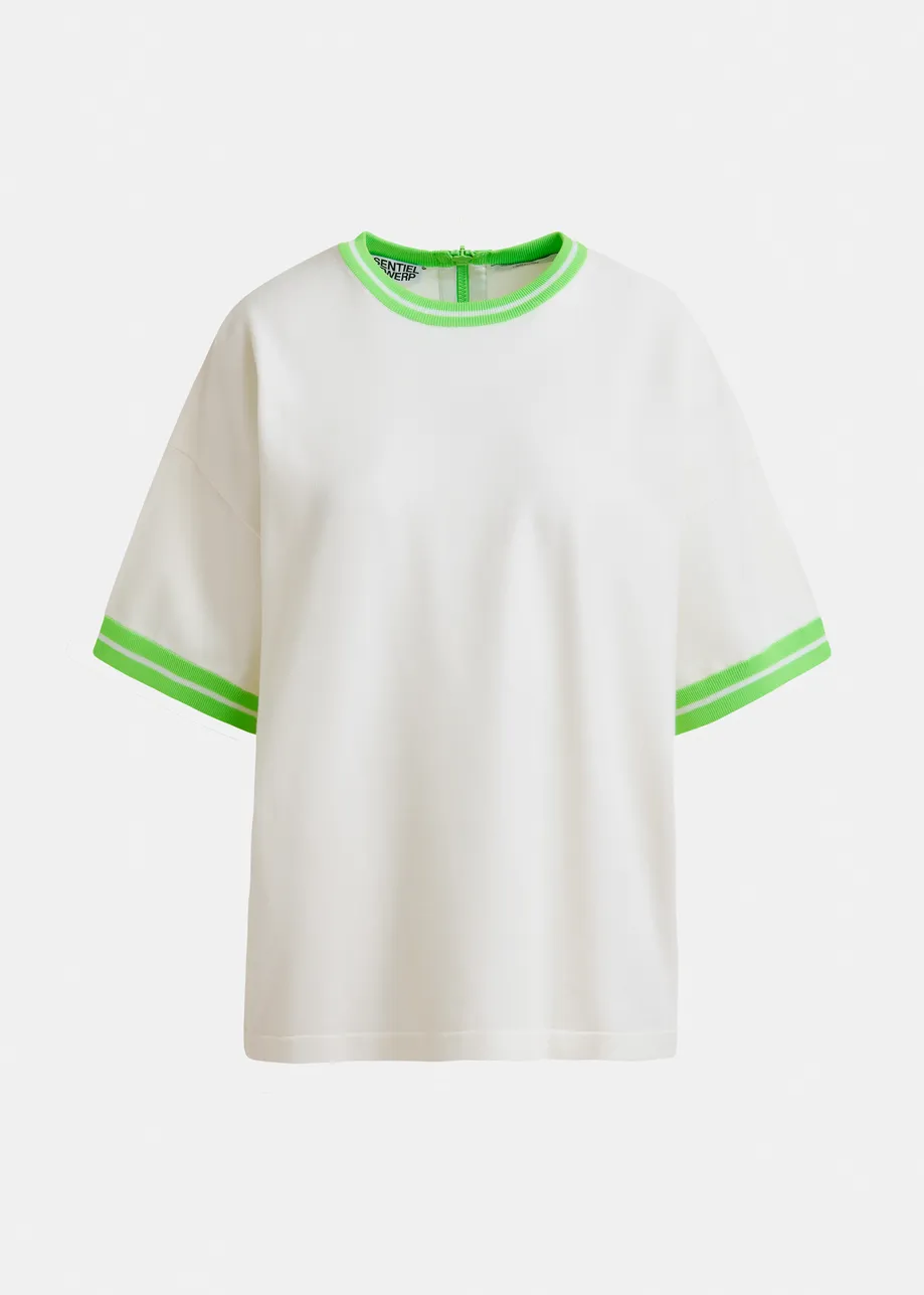 Gebroken wit gebreid T-shirt met lichtgroene contrastboord