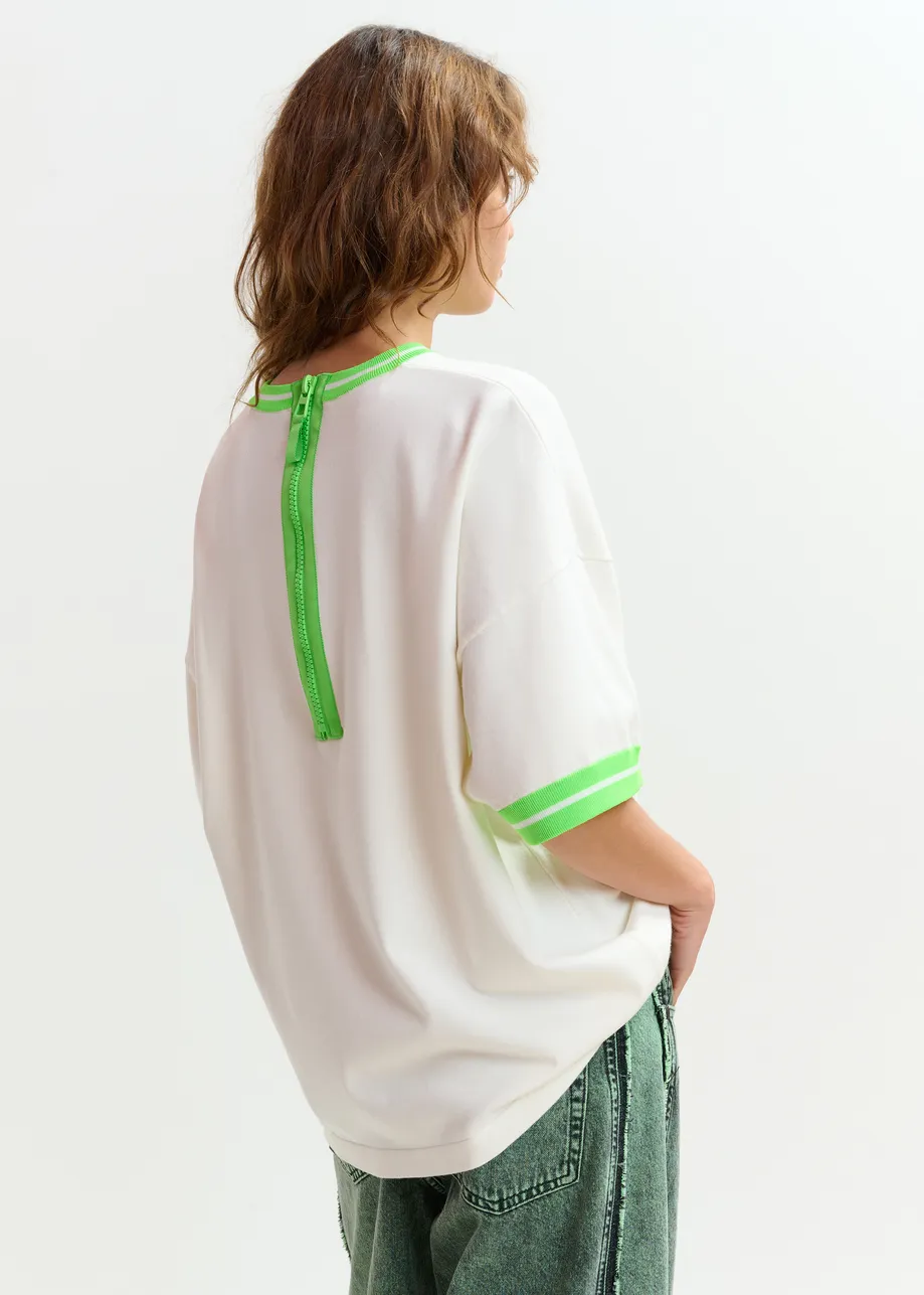 Gebroken wit gebreid T-shirt met lichtgroene contrastboord