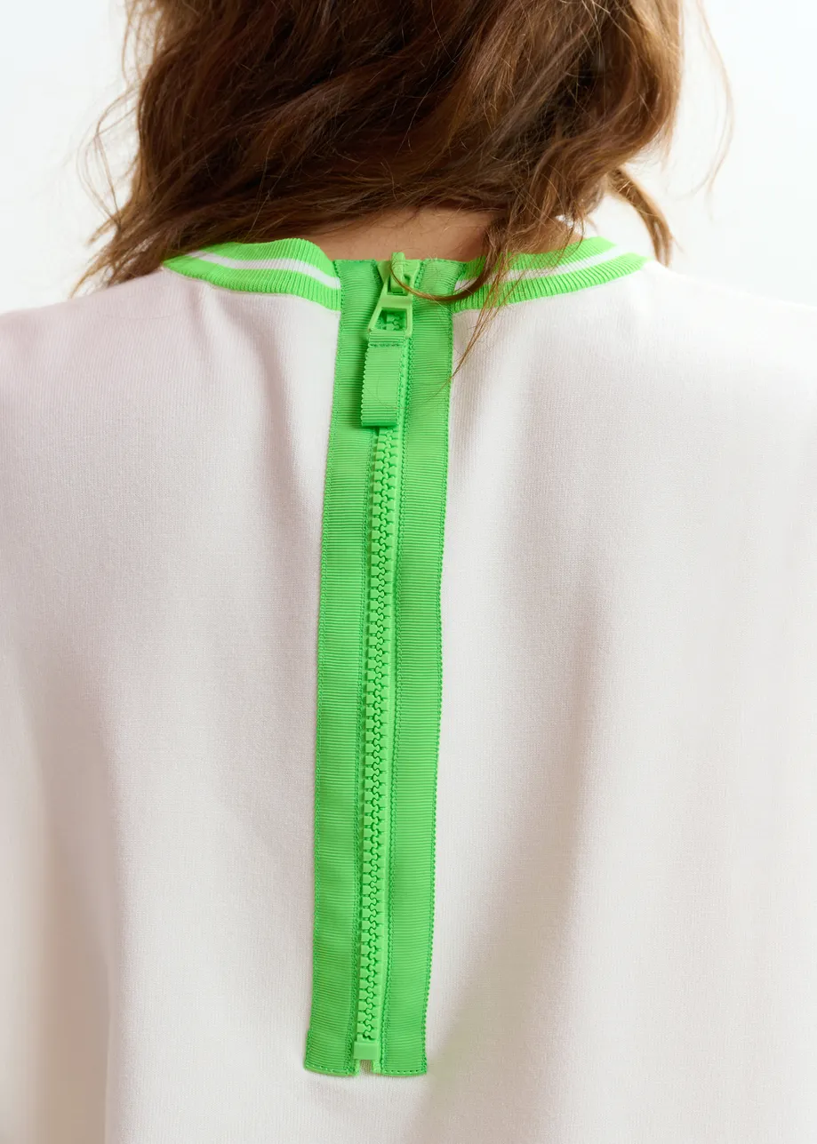 Gebroken wit gebreid T-shirt met lichtgroene contrastboord