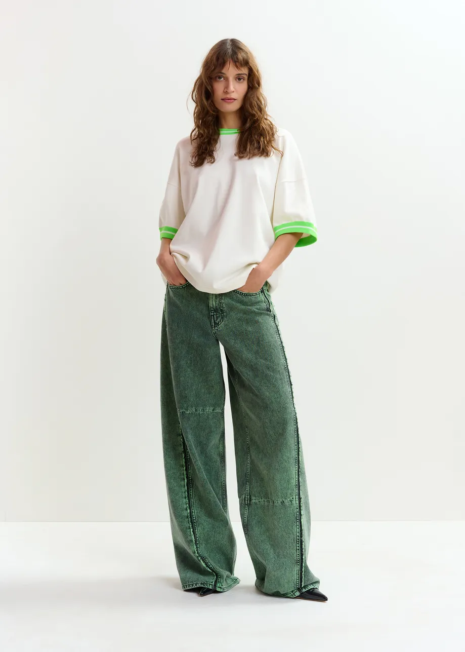 Gebroken wit gebreid T-shirt met lichtgroene contrastboord